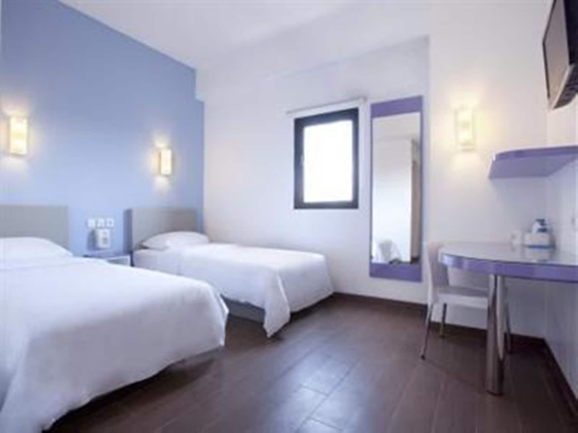 Amaris Hotel Thamrin City Джакарта Екстериор снимка