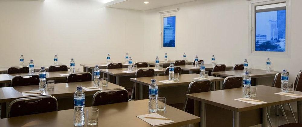 Amaris Hotel Thamrin City Джакарта Екстериор снимка